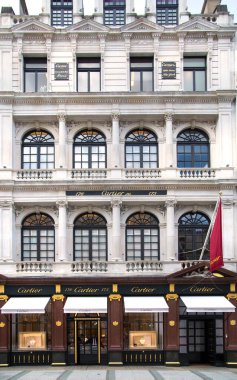 Londra, İngiltere - 13 Ağustos 2022: Mayfair 'deki Old Bond caddesinde Cartier tasarım dükkanı. Old Bond sokağı, Londra 'da lüks markalar ve mücevherler tasarlayanlar için en iyi duraktır.