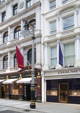  Londra, İngiltere - 13 Ağustos 2022: Mayfair 'deki Old Bond caddesinde Craff tasarım dükkanı. Eski Bond sokağı lüks markalar için en iyi varış noktasıdır. 