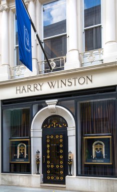 Londra, İngiltere - 13 Ağustos 2022: Mayfair 'de eski Bond Caddesi. Old Bond sokağı, Londra 'da lüks markalar ve mücevherler tasarlayanlar için en iyi duraktır.