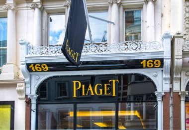 Londra, İngiltere - 13 Ağustos 2022: Mayfair 'de eski Bond Caddesi. Old Bond sokağı, Londra 'da lüks markalar ve mücevherler tasarlayanlar için en iyi duraktır.