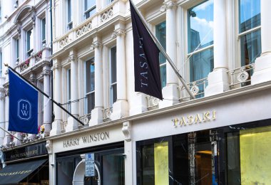 Londra, İngiltere - 13 Ağustos 2022: Mayfair 'de eski Bond Caddesi. Old Bond sokağı, Londra 'da lüks markalar ve mücevherler tasarlayanlar için en iyi duraktır.