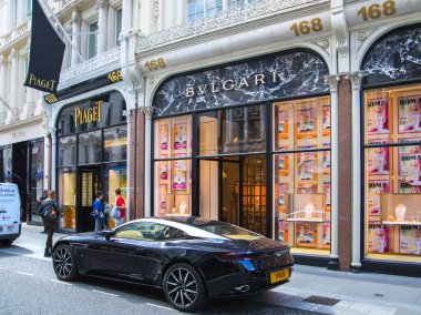 Londra, İngiltere - 13 Ağustos 2022: Mayfair 'deki Old Bond caddesinde Bvlgary tasarımcı dükkanı. Old Bond sokağı, Londra 'da lüks markalar ve mücevherler tasarlayanlar için en iyi duraktır.