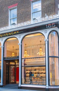 Londra, İngiltere - 13 Ağustos 2022: Givenchy, Mayfair 'deki Old Bond caddesinde tasarımcı dükkanı. Old Bond sokağı, Londra 'da lüks markalar ve mücevherler tasarlayanlar için en iyi duraktır.