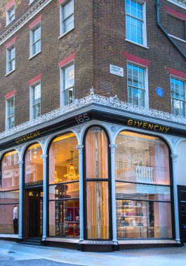 Londra, İngiltere - 13 Ağustos 2022: Givenchy, Mayfair 'deki Old Bond caddesinde tasarımcı dükkanı. Old Bond sokağı, Londra 'da lüks markalar ve mücevherler tasarlayanlar için en iyi duraktır.