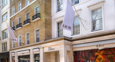 Londra, İngiltere - 13 Ağustos 2022: Mayfair 'deki Old Bond caddesinde Christian Dior tasarım dükkanı. Old Bond sokağı, Londra 'da lüks markalar ve mücevherler tasarlayanlar için en iyi duraktır.