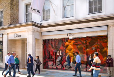 Londra, İngiltere - 13 Ağustos 2022: Roger Vivier, Mayfair 'deki Old Bond caddesinde tasarımcı dükkanı. Old Bond sokağı, Londra 'da lüks markalar ve mücevherler tasarlayanlar için en iyi duraktır.