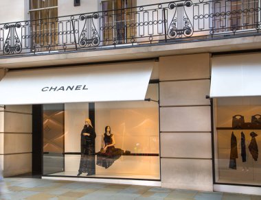 Londra, İngiltere - 13 Ağustos 2022: Mayfair 'deki Old Bond caddesinde Chanel tasarım dükkanı. Old Bond sokağı, Londra 'da lüks markalar ve mücevherler tasarlayanlar için en iyi duraktır.