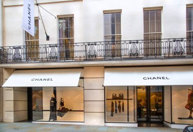 Londra, İngiltere - 13 Ağustos 2022: Mayfair 'deki Old Bond caddesinde Chanel tasarım dükkanı. Old Bond sokağı, Londra 'da lüks markalar ve mücevherler tasarlayanlar için en iyi duraktır.