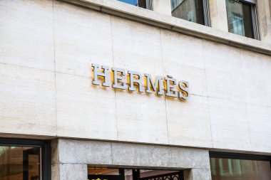 Londra, İngiltere - 13 Ağustos 2022: Hermes tasarımcı dükkanı Mayfair 'deki Old Bond caddesinde. Old Bond sokağı, Londra 'da lüks markalar ve mücevherler tasarlayanlar için en iyi duraktır.