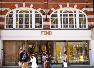 Londra, İngiltere - 13 Ağustos 2022: Roger Vivier, Mayfair 'deki Old Bond caddesinde tasarımcı dükkanı. Old Bond sokağı, Londra 'da lüks markalar ve mücevherler tasarlayanlar için en iyi duraktır.