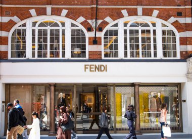 Londra, İngiltere - 13 Ağustos 2022: Roger Vivier, Mayfair 'deki Old Bond caddesinde tasarımcı dükkanı. Old Bond sokağı, Londra 'da lüks markalar ve mücevherler tasarlayanlar için en iyi duraktır.