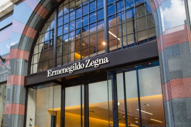 Londra, İngiltere - 13 Ağustos 2022: Zegna tasarımcı dükkanı Mayfair 'deki Old Bond caddesinde. Old Bond sokağı, Londra 'da lüks markalar ve mücevherler tasarlayanlar için en iyi duraktır.