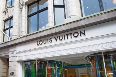 Londra, İngiltere - 13 Ağustos 2022: Louis Vuitton, Mayfair 'deki Old Bond caddesinde tasarımcı dükkanı. Old Bond sokağı, Londra 'da lüks markalar ve mücevherler tasarlayanlar için en iyi duraktır.