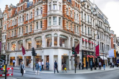 Londra, İngiltere - 13 Ağustos 2022: Mayfair 'de eski Bond Caddesi. Old Bond sokağı, Londra 'da lüks markalar ve mücevherler tasarlayanlar için en iyi duraktır.
