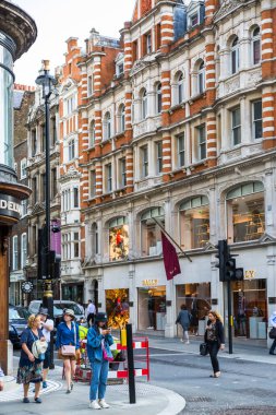 Londra, İngiltere - 13 Ağustos 2022: Mayfair 'de eski Bond Caddesi. Old Bond sokağı, Londra 'da lüks markalar ve mücevherler tasarlayanlar için en iyi duraktır.