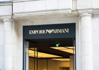 Londra, İngiltere - 13 Ağustos 2022: Mayfair 'deki Old Bond caddesinde Armani tasarımcı dükkanı. Old Bond sokağı, Londra 'da lüks markalar ve mücevherler tasarlayanlar için en iyi duraktır.