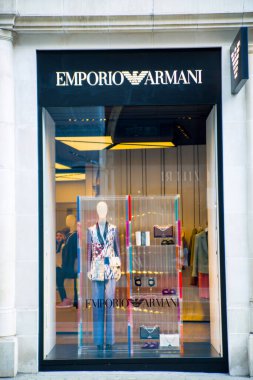 Londra, İngiltere - 13 Ağustos 2022: Dolce ve Gabbana tasarımcı dükkanı Mayfair 'deki Old Bond caddesinde. Old Bond sokağı, Londra 'da lüks markalar ve mücevherler tasarlayanlar için en iyi duraktır.