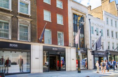 Londra, İngiltere - 13 Ağustos 2022: Mayfair 'deki Old Bond caddesindeki büyük tasarımcı dükkanı. Old Bond sokağı, Londra 'da lüks markalar ve mücevherler tasarlayanlar için en iyi duraktır.