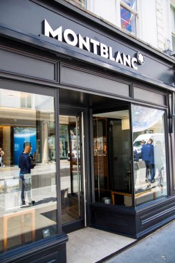 Londra, İngiltere - 13 Ağustos 2022: Montblanc tasarımcı dükkanı Mayfair 'deki Old Bond caddesinde. Old Bond sokağı, Londra 'da lüks markalar ve mücevherler tasarlayanlar için en iyi duraktır.