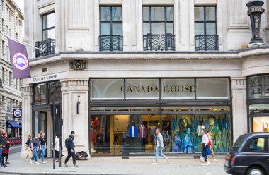 Londra, İngiltere - 13 Ağustos 2022: Mayfair 'deki Old Bond caddesinde Kanada kaz dükkanı. Old Bond sokağı, Londra 'da lüks markalar ve mücevherler tasarlayanlar için en iyi duraktır.