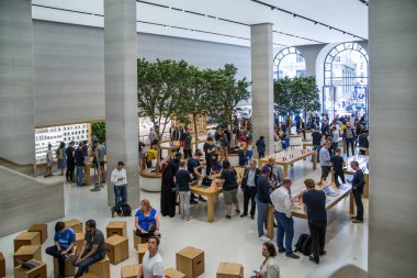 Londra, İngiltere - 13 Ağustos 2022: Regent Caddesi 'ndeki Apple mağazası