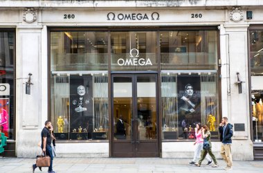 Londra, İngiltere - 13 Ağustos 2022: Omega saat tasarımcısı Mayfair 'deki Old Bond caddesinde. Old Bond sokağı, Londra 'da lüks markalar ve mücevherler tasarlayanlar için en iyi duraktır.