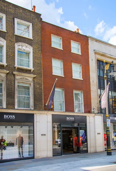 Londra, İngiltere - 13 Ağustos 2022: Mayfair 'deki Old Bond caddesindeki büyük tasarımcı dükkanı. Old Bond sokağı, Londra 'da lüks markalar ve mücevherler tasarlayanlar için en iyi duraktır.