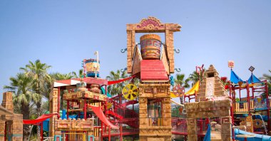 Dubai, BAE, Birleşik Arap Emirlikleri - 28 Mayıs 2022: Atlantis Aqua risk su parkı Palm Jumeirah üzerinde yer almaktadır. Slaytlar ve oyun alanı