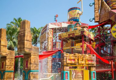 Dubai, BAE, Birleşik Arap Emirlikleri - 28 Mayıs 2022: Atlantis Aqua risk su parkı Palm Jumeirah üzerinde yer almaktadır. Slaytlar ve oyun alanı