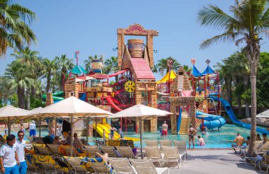 Dubai, BAE, Birleşik Arap Emirlikleri - 28 Mayıs 2022: Atlantis Aqua risk su parkı Palm Jumeirah üzerinde yer almaktadır. Slaytlar ve oyun alanı
