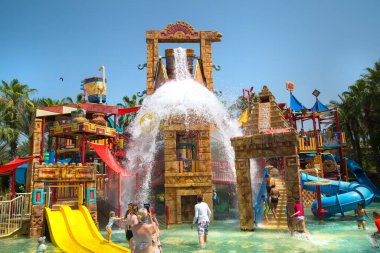 Dubai, BAE, Birleşik Arap Emirlikleri - 28 Mayıs 2022: Atlantis Aqua risk su parkı Palm Jumeirah üzerinde yer almaktadır. Slaytlar ve oyun alanı