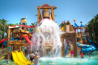 Dubai, BAE, Birleşik Arap Emirlikleri - 28 Mayıs 2022: Atlantis Aqua risk su parkı Palm Jumeirah üzerinde yer almaktadır. Slaytlar ve oyun alanı