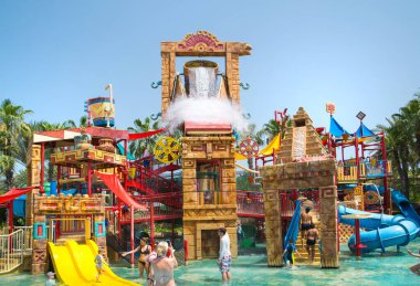 Dubai, BAE, Birleşik Arap Emirlikleri - 28 Mayıs 2022: Atlantis Aqua risk su parkı Palm Jumeirah üzerinde yer almaktadır. Slaytlar ve oyun alanı