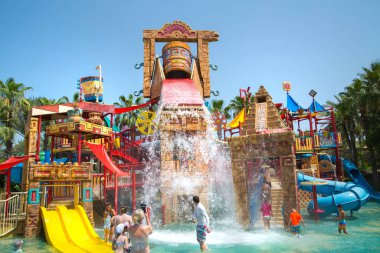 Dubai, BAE, Birleşik Arap Emirlikleri - 28 Mayıs 2022: Atlantis Aqua risk su parkı Palm Jumeirah üzerinde yer almaktadır. Slaytlar ve oyun alanı