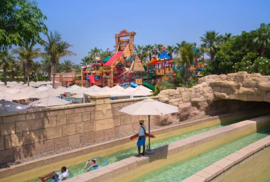 Dubai, BAE, Birleşik Arap Emirlikleri - 28 Mayıs 2022: Atlantis Aqua risk su parkı Palm Jumeirah üzerinde yer almaktadır. Slaytlar ve oyun alanı