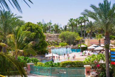 Dubai, BAE, Birleşik Arap Emirlikleri - 28 Mayıs 2022: Atlantis Aqua risk su parkı Palm Jumeirah üzerinde yer almaktadır. Slaytlar ve oyun alanı