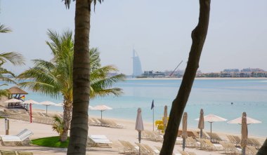Dubai, BAE, Birleşik Arap Emirlikleri - 28 Mayıs 2022: Palm Jumeirah 'ın beyaz kumlu plajları