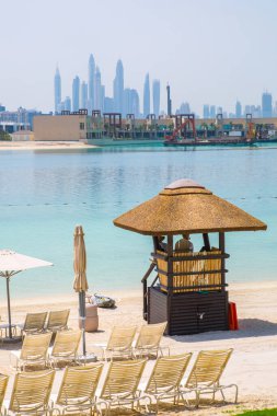 Dubai, BAE, Birleşik Arap Emirlikleri - 28 Mayıs 2022: Palm Jumeirah 'ın beyaz kumlu plajları