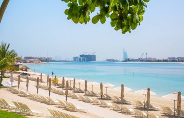 Dubai, BAE, Birleşik Arap Emirlikleri - 28 Mayıs 2022: Palm Jumeirah 'ın beyaz kumlu plajları