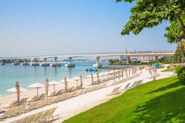 Dubai, BAE, Birleşik Arap Emirlikleri - 28 Mayıs 2022: Palm Jumeirah 'ın beyaz kumlu plajları