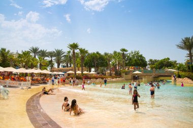 Dubai, BAE, Birleşik Arap Emirlikleri - 28 Mayıs 2022: Atlantis Aqua risk su parkı Palm Jumeirah üzerinde yer almaktadır. Slaytlar ve oyun alanı