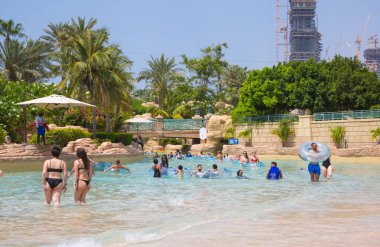 Dubai, BAE, Birleşik Arap Emirlikleri - 28 Mayıs 2022: Atlantis Aqua risk su parkı Palm Jumeirah üzerinde yer almaktadır. Slaytlar ve oyun alanı