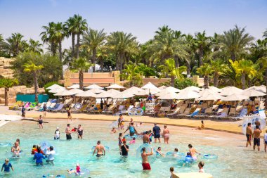 Dubai, BAE, Birleşik Arap Emirlikleri - 28 Mayıs 2022: Atlantis Aqua risk su parkı Palm Jumeirah üzerinde yer almaktadır. Slaytlar ve oyun alanı