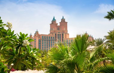 Dubai, BAE, Birleşik Arap Emirlikleri - 28 Mayıs 2022: Palm Jumeirah 'daki güzel Atlantis parkı ve plaj manzarası. 