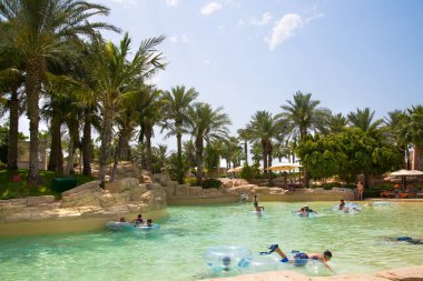 Dubai, BAE, Birleşik Arap Emirlikleri - 28 Mayıs 2022: Atlantis Aqua risk su parkı Palm Jumeirah üzerinde yer almaktadır. Slaytlar ve oyun alanı