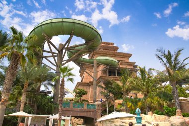 Dubai, BAE, Birleşik Arap Emirlikleri - 28 Mayıs 2022: Atlantis Aqua risk su parkı Palm Jumeirah üzerinde yer almaktadır. Slaytlar ve oyun alanı