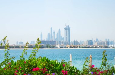 Dubai, BAE Birleşik Arap Emirlikleri - 30 Mayıs 2022: Palm Jumeirah 'da sahil manzarası ve tatil yapan insanlar