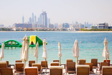 Dubai, BAE Birleşik Arap Emirlikleri - 30 Mayıs 2022: Palm Jumeirah 'da sahil manzarası ve tatil yapan insanlar