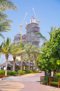 Dubai, BAE Birleşik Arap Emirlikleri - 30 Mayıs 2022: Palm Jumeirah 'da sahil manzarası ve tatil yapan insanlar