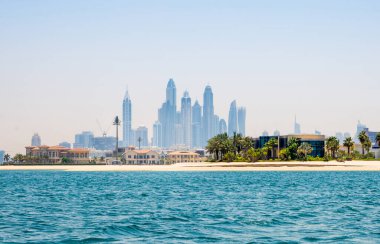 Dubai, BAE Birleşik Arap Emirlikleri - 29 Mayıs 2022: BAE 'deki Palm Jumeirah' da yeni lüks su cephesi villaları.